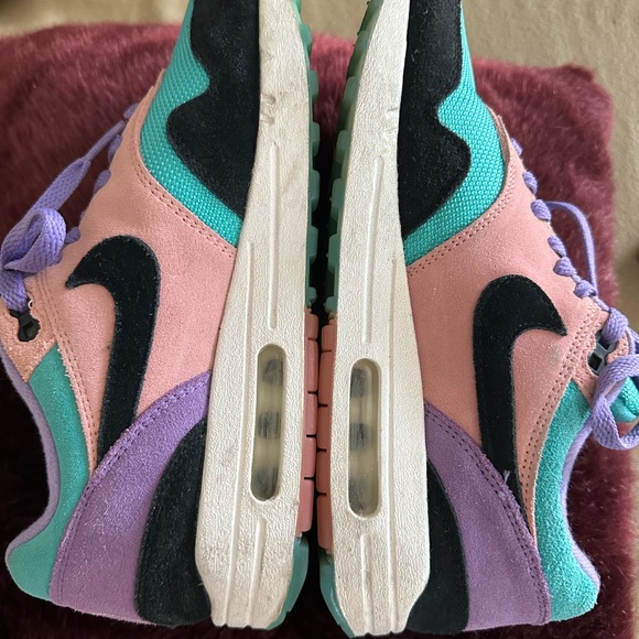 Nike “HAVE A NICE DAY” Sneakers with Purple and Teal Highlights - Picture 5 of 9